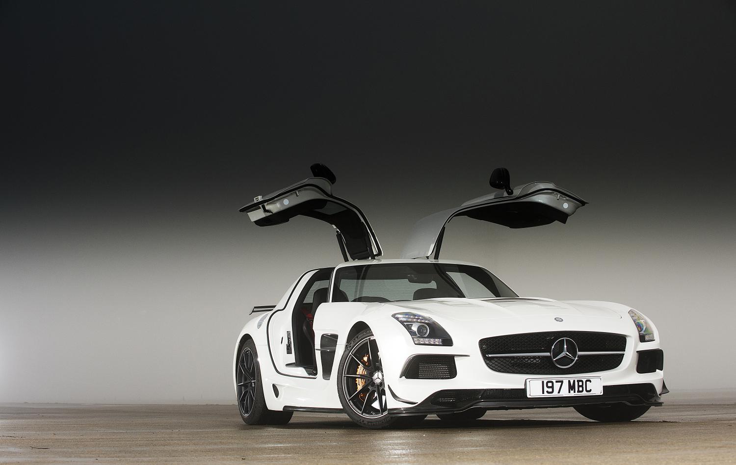 Фото Mercedes-Benz SLS AMG Black Series на гоночном треке в Нюрбургринге